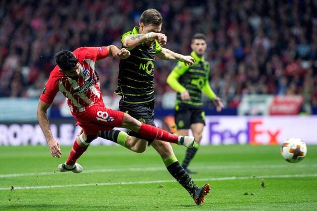 Bilder des Tages - SPORT Atletico de Madrid s Diego Costa (L) vies for the ball with Sporting Lisboa s Sebastian Coates during the UEFA Champions League quarter-final first leg match between Atletico de Madrid and Sporting Lisboa at the Wanda Metropolitano stadium in Madrid, Spain, 05 April 2018. Atletico de Madrid vs. Sporting Lisboa !ACHTUNG: NUR REDAKTIONELLE NUTZUNG!  Copyright: xRodrigoxJimenezx MAD07 20180405-636585634526649418