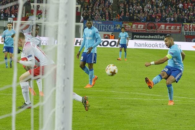 Football Europa League 2017 18 quarter-finals RB Leipzig Olympique Marseille 05 04 2018 Shot on goal Dimitri Payet Marseille on the RBL goal Leipzig Saxony Germany