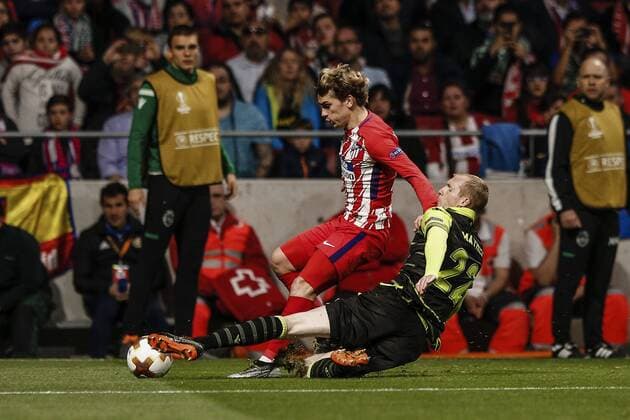 5th April 2018, Wanda Metropolitano, Madrid, Spain; UEFA Europa League football, quarter final, 1st leg, Atletico Madrid versus Sporting Lisbon; Antonie Griezmann (Atletico de Madrid)slide tackled by Jeremy Mathieu (Sporting de Portugal)  ActionPlus12008992