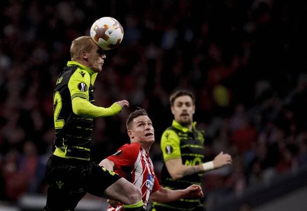 Jeremy Mathieu Of Sporting Portugal and Kevin Gameiro of Atletico de Madrid during the UEFA Europe League 2017 18 quarter finals, first leg match between Atletico de Madrid and Sporting Portugal, at Wanda Metropolitano Stadium in Madrid on April 5, 2018. (Photo by Guille Martinez Cordon Press)  xGuillexMartinezx xEuropaxLeaguex2017 18:xAtleticoxdexMadridxvsxSportingxPortugalx