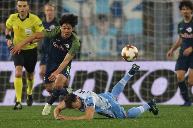 SOCCER - EL, Lazio vs RBS ROME,ITALY,05.APR.18 - SOCCER - UEFA Europa League, quarterfinal, SS Lazio vs Red Bull Salzburg. Image shows Takumi Minamino (RBS) and Stefan Radu (Lazio). GEPAxpictures xMathiasxMandl