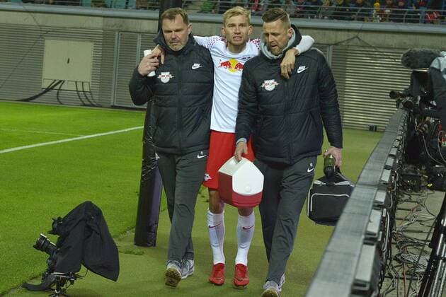 Soccer Europa League 2017 18 Quarter-finals RB Leipzig Olympique Marseille 05 04 2018 Konrad Laimer RBL center must be replaced injured Leipzig Saxony Germany