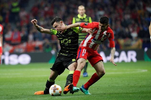 Atletico de Madrid s Angel Correa (R) vies for the ball with Sporting s Bruno Fernandes during the UEFA Champions League quarter-final first leg match between Atletico de Madrid and Sporting Lisboa at the Wanda Metropolitano stadium in Madrid, Spain, 05 April 2018. Atletico de Madrid vs. Sporting Lisboa !ACHTUNG: NUR REDAKTIONELLE NUTZUNG!  Copyright: xJuanJoxMartinx MAD15 20180405-636585663561582530