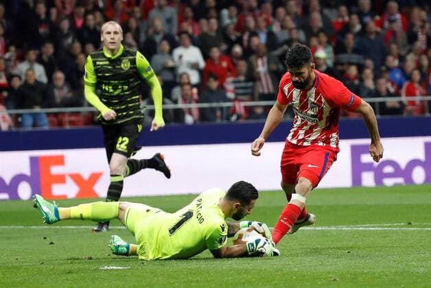 Atletico de Madrid s Diego Costa vies for the ball with Sporting s Rui Patricio (C) during the UEFA Champions League quarter-final first leg match between Atletico de Madrid and Sporting Lisboa at the Wanda Metropolitano stadium in Madrid, Spain, 05 April 2018. Atletico de Madrid vs. Sporting Lisboa !ACHTUNG: NUR REDAKTIONELLE NUTZUNG!  Copyright: xJuanJoxMartinx MAD16 20180405-636585663576582545