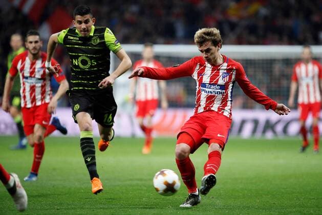Atletico de Madrid s Antoine Griezmann (R) vies for the ball with Sporting s Rodrigo Battaglia during the UEFA Champions League quarter-final first leg match between Atletico de Madrid and Sporting Lisboa at the Wanda Metropolitano stadium in Madrid, Spain, 05 April 2018. Atletico de Madrid vs. Sporting Lisboa !ACHTUNG: NUR REDAKTIONELLE NUTZUNG!  Copyright: xJuanJoxMartinx MAD18 20180405-636585665473625840
