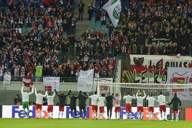Football Europa League 2017 18 quarter-finals RB Leipzig Olympique Marseille 05 04 2018 The team of RB Leipzig thanks after the game with the fans Leipzig Saxony Germany