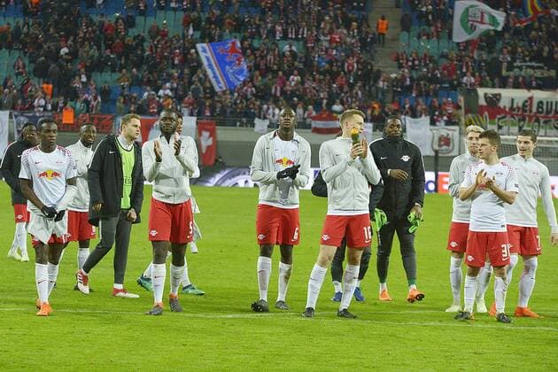 Football Europa League 2017 18 quarter-finals RB Leipzig Olympique Marseille 05 04 2018 The team of RB Leipzig thanks after the game with the fans Leipzig Saxony Germany