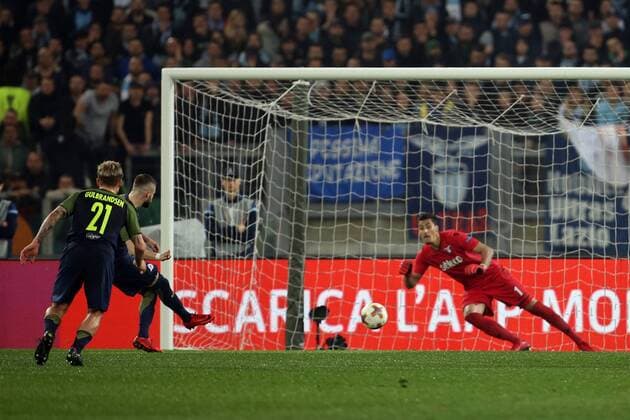 5th April 2018, Stadio Olimpico, Rome, Italy; UEFA Europa League football, quarter final, 1st leg, Lazio versus FC Salzburg; Valon Berisha of Salzburg shoots and scores a goal from the penalty spot in the 30th minute  ActionPlus12009019