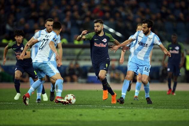 5th April 2018, Stadio Olimpico, Rome, Italy; UEFA Europa League football, quarter final, 1st leg, Lazio versus FC Salzburg; Munas Dabbur (C) of Salzburg is challenged by Luis Felipe (L) and Marco Parolo (R) of Lazio  ActionPlus12009036