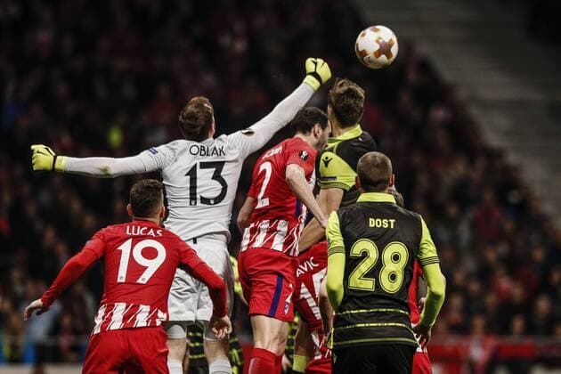 5th April 2018, Wanda Metropolitano, Madrid, Spain; UEFA Europa League football, quarter final, 1st leg, Atletico Madrid versus Sporting Lisbon; Jan Oblak (Atletico de Madrid) punches the ball clear from a cross  ActionPlus12009082