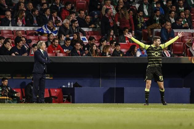 5th April 2018, Wanda Metropolitano, Madrid, Spain; UEFA Europa League football, quarter final, 1st leg, Atletico Madrid versus Sporting Lisbon; Jorge Jesus Coach of Sporting de Portugal sends in instructions to his team  ActionPlus12009090