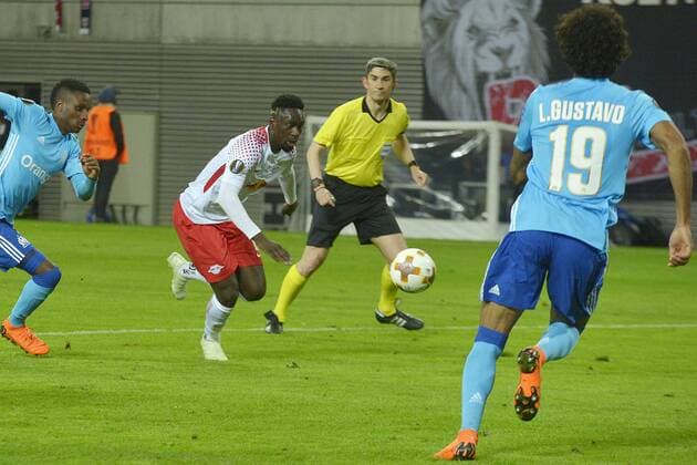 Soccer Europa League 2017 18 quarter-finals RB Leipzig Olympique Marseille 05 04 2018 Jean Kevin Augustin RBL center asserts the ball against Luiz Gustavo OM re and Bouna Sarr OM li In the background referee Alberto Undiano Mallenco Leipzig Saxony Germany
