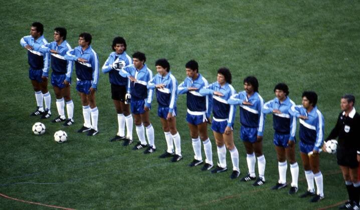 FIFA World Cup WM Weltmeisterschaft Fussball - Espana 1982 (Spain 1982) 15.6.1982, Nuevo Estadio, Elche. FIFA World Cup 1982, Group 3: Hungary v El Salvador. El Salvador team line up Mannschaftsbild Totale for the anthem. From left to right: Carlos Recinos, Jos Luis Rugamas, Joaqu Ventura, Luis Guevara Mora, Mario Castillo, Jorge Mico Gonzez, Francisco Jovel, Jaime Chelona Rodruez, Jos Rivas, er Herndez & Jos Norberto Paro Huezo. Noxthirdxpartyxsales  (75026362)