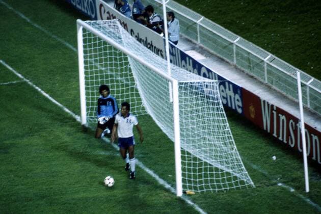 FIFA World Cup WM Weltmeisterschaft Fussball - Espana 1982 (Spain 1982) 15.6.1982, Nuevo Estadio, Elche. FIFA World Cup 1982, Group 3: Hungary v El Salvador. Luis Guevara Mora in the El Salvador goal has been beaten once again in the 1-10 defeat, record in the World Cup history. With the Mario Castillo. Noxthirdxpartyxsales  (75029143)