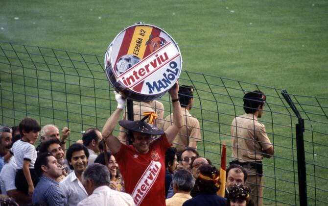 FIFA World Cup WM Weltmeisterschaft Fussball - Espana 1982 (Spain 1982) 16.6.1982, Estadio Luis Casanova, Valencia. FIFA World Cup 1982, Group 5: Spain v Honduras. Spain s number one fan Manono with his drum. Noxthirdxpartyxsales  (75105116)