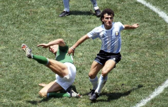 FIFA World Cup WM Weltmeisterschaft Fussball - Mexico 1986 29.6.1986, Estadio Azteca, Mexico, D.F. Final Argentina v West Germany. Jos Luis Cuciuffo (Argentina) v Dieter He (West Germany). Noxthirdxpartyxsales  (75095921)