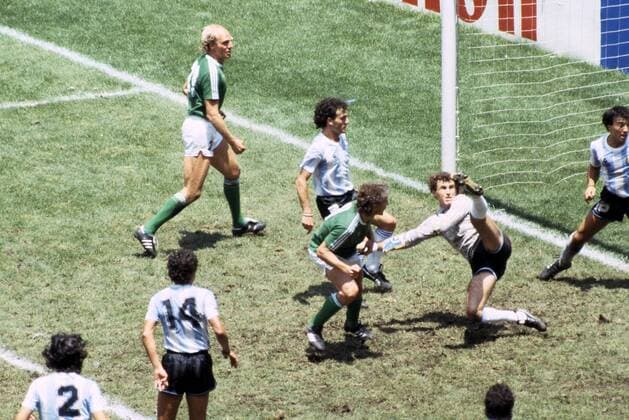 FIFA World Cup WM Weltmeisterschaft Fussball - Mexico 1986 29.6.1986, Estadio Azteca, Mexico, D.F. Final Argentina v West Germany. Argentina s goalkeeper Nery Pumpido is helpless as West Germany s Rudi Vler heads the equalizer, 2-2 in the 81st minute. On left Dieter He & Jose Luis Cuciuffo, on the goalline Julio Olarticoechea. Noxthirdxpartyxsales  (75100415)