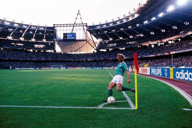 FIFA World Cup WM Weltmeisterschaft Fussball - Italia 1990 (Italy 1990) 4.7.1990, Stadio Delle Alpi, Turin, Italy. Semi-final West Germany v England. Germany s Andreas Brehme taking a corner. Noxthirdxpartyxsales  (75034695)