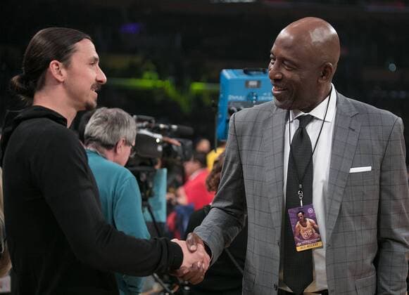 Themen der Woche - SPORT Bilder des Tages - SPORT April 6, 2018 - Los Angeles, California, U.S - Zlatan Ibrahimovic(L) of the LA Galaxy is greeted by former Laker, James Worthy prior to the NBA Basketball Herren USA game between the Los Angeles Lakers and the Minnesota Timberwolves on Friday April 6, 2018 at Staples Center in Los Angeles, California. Lakers lose to Timberwolves, 113-96. Lakers lose to Timberwolves, 113-96 - ZUMAp124 20180406_zaa_p124_016 Copyright: xJavierxRojasx
