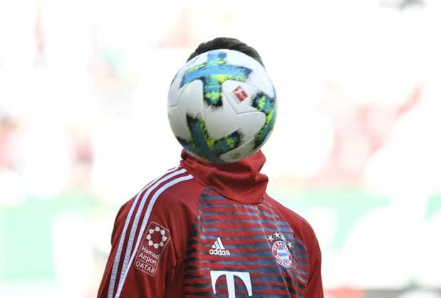 Before the start of the game Thomas Müller FC Bayern Munich behind Ball Komik odd FC Augsburg FCA vs FC Bayern FCB 07 04 2018 FC Augsburg FCA vs FC Bayern FCB