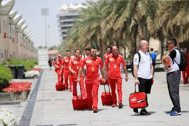 The technicians of Scuderia Ferrari on the way to the track Grand Bahrain Prize 2018 Free practice 07 04 18 Photo Illmann Eibner Sachir Copyright: xEIBNER Illmannx EP_EER