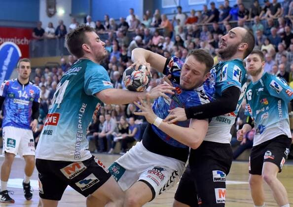 3 League HBL Oranienburger HC vs Handball Sport Club Hamburg 07 04 2018 on the ball Marius Fuchs Handball Sportverein Hamburg 20 left Per Oke Kohnagel Oranienburger Handball Club and V 34 right Huseyin Oksuz Oranienburger Handball Club and V 28 during the match between Oranienburger HC and Mecklenburg Bulls Schwerin on 07 04 2018 in the MBS Arena Oranienburg Germany xDLx