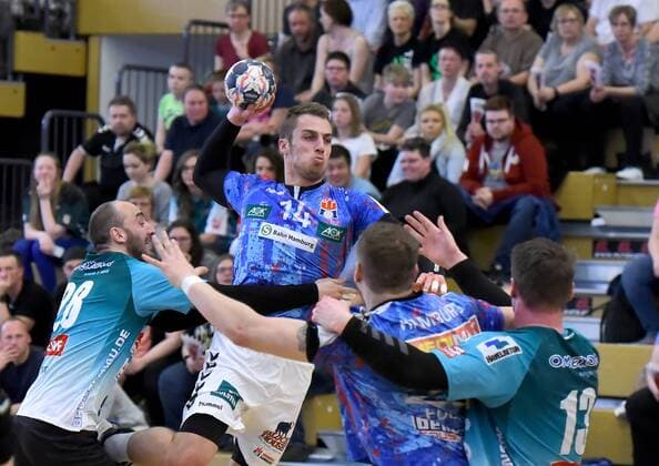3 League HBL Oranienburger HC vs Handball Sport Club Hamburg 07 04 2018 at the ball Lukas Ossenkopp Handball Sportverein Hamburg 14 vl Huseyin Oksuz Oranienburger Handball Club e V 28 Yannick Schindel Oranienburger Handball Club e V 13 during the match between the Oranienburger HC and the Mecklenburger Taurus Schwerin on 07 04 2018 in the MBS Arena Oranienburg Germany xDLx