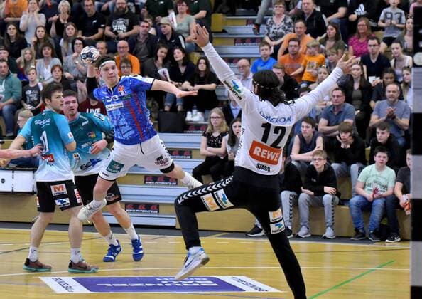 3 Liga HBL Oranienburger HC vs Handball Sport Club Hamburg 07 04 2018 at goal throw Jan Kleineidam Handball Sportverein Hamburg 30 Ivan Szabo Oranienburger Handball Club e V 12 during the match between Oranienburger HC and the Mecklenburger Taurus Schwerin on 07 04 2018 in the MBS Arena Oranienburg Germany xDLx