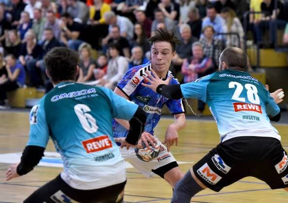 3 League HBL Oranienburger HC vs Handball Sport Club Hamburg 07 04 2018 vl Dennis Schmöker Oranienburger Handball Club e 6 Leif Tissier Handball Sport Club Hamburg 7 Huseyin Oksuz Oranienburger Handball Club e V 28 during the match between Oranienburger HC and the Mecklenburger Taurus Schwerin am 07 04 2018 in the MBS Arena Oranienburg Germany xDLx