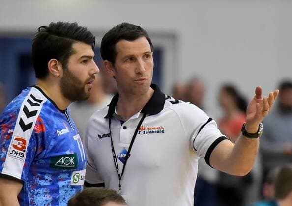 3 Liga HBL Oranienburger HC vs Handball Sport Club Hamburg 07 04 2018 Torsten Jansen Coach Handball Sportverein Hamburg 1 explains the game Kevin Herbst Handball Sportverein Hamburg 77 during the match between Oranienburger HC and the Mecklenburger Taurus Schwerin on 07 04 2018 in the MBS Arena Oranienburg Germany xDLx