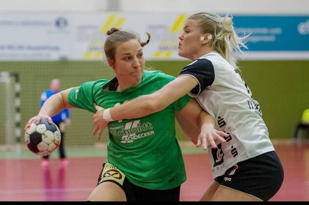 v left Rabea Neßlage SV Werder Bremen 13 and Pia Adams TV Beyeröhde 13 in the duel Bremen Copyright: xHPXx Eibner-Pressefotox EP_hpx