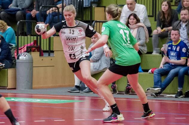v left Pia Adams TV Beyeröhde 13 on the ball Isabelle Dölle SV Werder Bremen 17 Bremen Copyright: xHPXx Eibner-Pressefotox EP_hpx