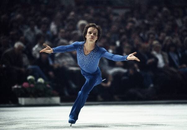 Scott Hamilton USA geb.28.08.1958 wurde mit 6 Wochen adoptiert er war als Kind schwer krank daraus folgend blieb er kleinwüchsig und war erwachsen lediglich 1.60 groß und 50 kg schwer mit 7 Jahren begann er mit dem Eiskunstlauf 1980 wurde er Dritter der US-Meisterschaft und war für die Olympiade Lake Placid qualifiziert dort gewann er Bronze bei den US-Meisterschaften 1981 wurde seine Darbietung mit stehenden OLvationen gefeiert das war sein Durchbruch danach siegte er in allen seinen weiteren Wettkämpfen und wurde Weltmeister 81 + 82 + 83 + 84 und Olympiasieger 84 Sarajewo anschließend beendete er seine Karriere *** Scott Hamilton United States born 28 08 1958 was adopted at 6 weeks he was seriously ill as a child resulting he remained short and adult was only 1 60 tall and 50 kg heavy at 7 years he started with figure skating in 1980 he finished third in the US championship and was qualified for the Lake Placid Olympics there he won bronze in the US Championships 1981 his performance was celebrated with standing OLvationen that was his breakthrough after which he won in all his other competitions and became world champion 81 82 83 84 and 84 Olympic Champion 84 Sarajevo he then finished his Career