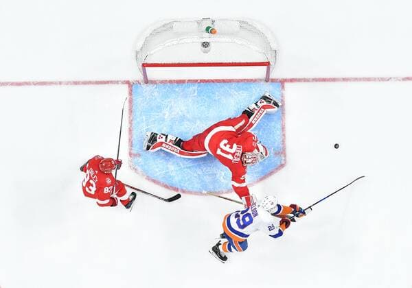 Themen der Woche - SPORT Bilder des Tages - SPORT DETROIT, MI - APRIL 7: Detroit Red Wings G Jared Coreau (31) makes a save against New York Islanders C Brock Nelson (29) in the NHL Eishockey Herren USA hockey game between New York Islanders and Detroit Red Wings on April 7, 2018 at Little Caesars Arena in Detroit, MI ( Cal Media) NHL: APR 7 Islanders at Red Wings - ZUMAc04_ 20180407_zaf_c04_396 Copyright: xAllanxDranbergx