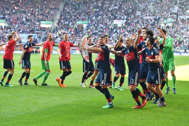 Themen der Woche - SPORT Juan BERNAT (Bayern Muenchen) mit Papp Meisterschale,Schale, RAFINHA (Bayern Muenchen),Thiago ALCANTARA (FCB),Javi (Javier) MARTINEZ (Bayern Muenchen),Niklas SUELE (Bayern Muenchen),Corentin TOLISSO (Bayern Muenchen),Polonaise,Freudentanz, Teamfoto,Team,Mannschaft,Mannschaftsfoto feiert die 6.Meisterschaft in Folge. Jubel,Freude,Begeisterung, DEUTSCHER MEISTER 2018. Fussball 1. Bundesliga, 29. Spieltag, FC Augsburg (A)-FC Bayern Muenchen (M) 1-4, am 07.04..2018 in Augsburg Deutschland,WWK A R E N A. *** Juan BERNAT Bayern Munich with Papp Meisterschale Cup RAFINHA Bayern Munich Thiago ALCANTARA FCB Javi Javier MARTINEZ Bayern Munich Niklas SUELE Bayern Munich Corentin TOLISSO Bayern Munich Polonaise Joy Teamfight Team Team photo celebrates the 6 Championship in a row Cheers Joy Enthusiasm GERMAN MASTER 2018 Football 1 Bundesliga 29 Gameday FC Augsburg A Bayern Munich M 1 4 on 07 04 2018 in Augsburg Germany WWK ARENA