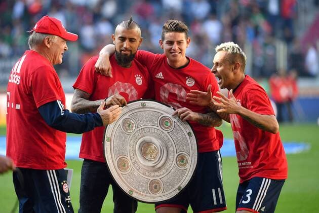v left Hermann GERLAND co trainer Bayern Munich Arturo VIDAL Bayern Munich James RODRIGUEZ Bayern Munich with Papp Meisterschale Cup celebrate the 6 championship in a row Cheers Joy Enthusiasm GERMAN MASTER 2018 Soccer 1 Bundesliga 29 Gameday FC Augsburg A Bayern Munich M 1 4 am 07 04 2018 in Augsburg Germany WWK ARENA