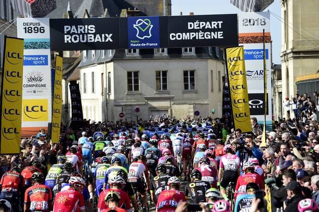 ROUBAIX, FRANCE - APRIL 8 : illustration picture of the start during the 116th UCI World Tour Paris - Roubaix cycling race with start in Compiegne and finish at the Velodrome Andre-Petrieux in Roubaix on April 08, 2018 in Roubaix, France, 8 04 18 Depart CYCLISME : Paris Roubaix - 08 04 2018 PhotoNews Panoramic 