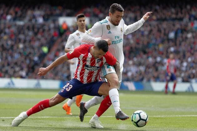 Themen der Woche - SPORT Bilder des Tages - SPORT Real Madrid s midfielder Mateo Kovacic (R) and Atletico de Madrid s winger Vitolo (L) in action during the classic derby between Real Madrid and Atletico de Madrid at Santiago Bernabeu stadium in Madrid, Spain, 08 April 2018. Real Madrid vs Atletico de Madrid !ACHTUNG: NUR REDAKTIONELLE NUTZUNG!  Copyright: xRodrigoxJimenezx GRAF9039 20180408-636588030422445512