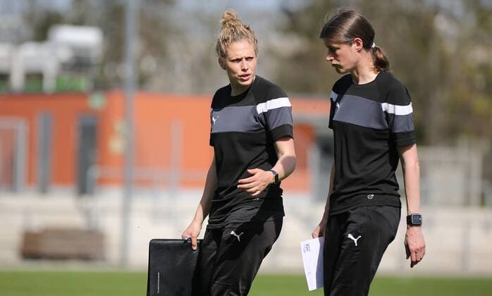 08 04 2018 xcex Germany Frankfurt Football Womens Football 2 Women Bundesliga South Season 2017 2018 1 FFC Frankfurt II 1 FC Cologne II Trainer Kim Kulig Soyah with assistant coach Kerstin Garefrekes Frankfurt