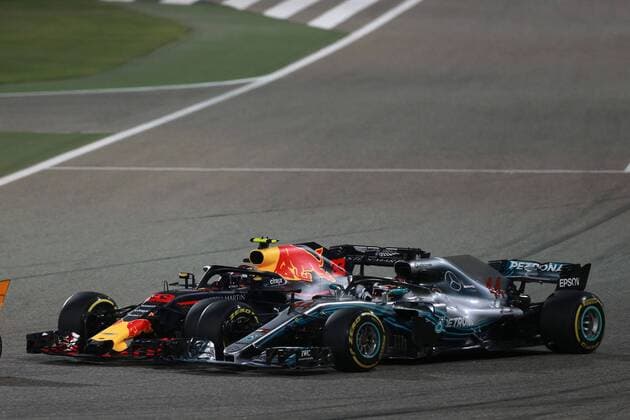 Motorsports: FIA Formula One World Championship WM Weltmeisterschaft 2018, Grand Prix of Bahrain, 33 Max Verstappen (NDL, Red Bull Racing), 44 Lewis Hamilton (GBR, Mercedes AMG Petronas F1 Team), Sakhir Bahrain