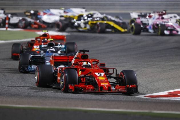 Bilder des Tages - SPORT Start of the race. VETTEL Sebastian (ger), Scuderia Ferrari SF71H, BOTTAS Valtteri (fin), Mercedes AMG F1 Petronas GP W09 Hybrid EQ Power+, RAIKKONEN Kimi (fin), Scuderia Ferrari SF71H, action during 2018 Formula 1 FIA World Championship WM Weltmeisterschaft Bahrain Grand Prix, Sakhir Bahrain