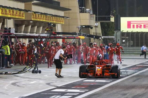 RAIKKONEN Kimi (fin), Scuderia Ferrari SF71H, retiring from the race after hitting a mechanic during his pitstop during 2018 Formula 1 FIA World Championship WM Weltmeisterschaft Bahrain Grand Prix, Sakhir Bahrain