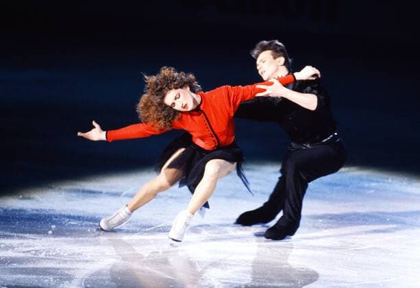 Marina Klimowa + Sergej Ponomarenko Olympiasieger Weltmeister +Europameister + USR-Meister im Eistanz WM-Siege in 89 + 90 + 92 OLY-Sieg 92 OLY-Silber 88 EU-Siege 89 + 90 + 91 + 92 USSR-Meister in 85 + 86 + 89 + 90 aufnahme in Eiskunstlauf Hall of Fame 2000 heute leben sie in Kalifornien als Eiskunstlauf-Trainer *** Marina Klimowa Sergej Ponomarenko Olympic Champion World Champion European Champion USR Champion in Ice Dance World Cup victories in 89 90 92 OLY Victory 92 OLY Silver 88 EU Victory 89 90 91 92 USSR Champion in 85 86 89 90 Photo Skating Hall of Fame 2000 Today they live in California as figure skating Trainer