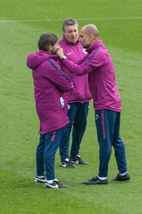 Bilder des Tages - SPORT Manchester City Training Manchester City manager Josep Guardiola chats with coaching staff during the Manchester City training session at City Football Academy, Manchester Content Not Available For UK Newspapers Copyright: xMattxWilkinsonx FIL-11627-0016