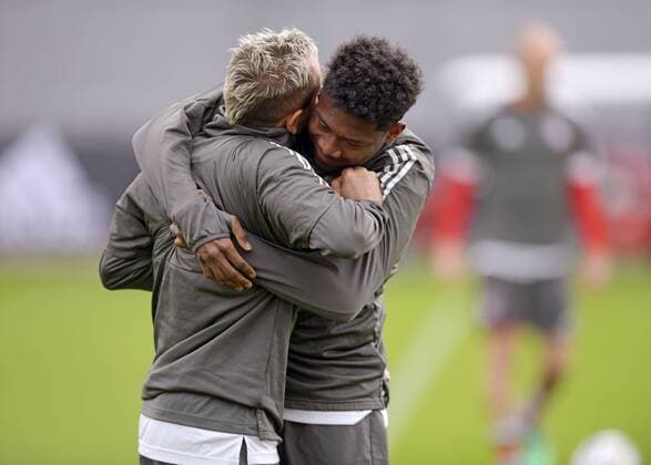 10 4 2018 Football Champions League 2017 2018 Bayern Munich Training on the Säbenerstrasse before the Champions League match against Sevilla v li Rafinha Bayern Munich and David Alaba Bayern Munich have been nice