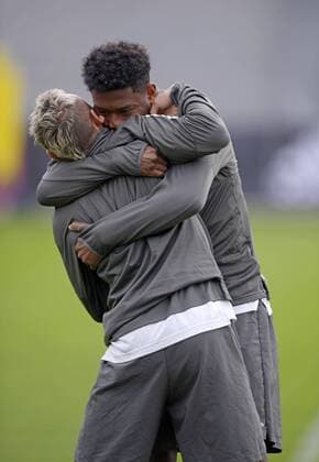 10 4 2018 Football Champions League 2017 2018 Bayern Munich Training on the Säbenerstrasse before the Champions League match against Sevilla v li Rafinha Bayern Munich and David Alaba Bayern Munich have been nice