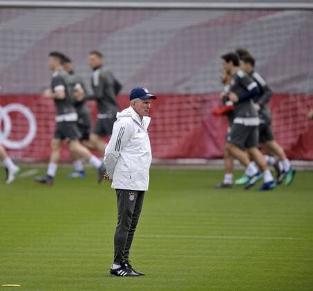10 4 2018 Football Champions League 2017 2018 Bayern Munich Training on the Säbenerstrasse before the Champions League match against Sevilla Coach Jupp Heynckes FC Bayern Munich is watching the warm-up