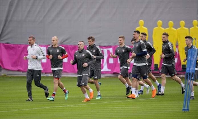 10 4 2018 Football Champions League 2017 2018 Bayern Munich Training at the Säbenerstrasse before the Champions League match against Sevilla Warm-up Arjen Robben FC Bayern Munich Franck Ribery FC Bayern Munich Thomas Müller FC Bayern Munich Joshua Kimmich FC Bayern Munich Sandro Wagner FC Bayern Munich