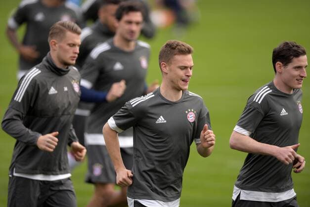 10 4 2018 Football Champions League 2017 2018 FC Bayern Munich Training on the Säbenerstrasse before the Champions League match against Sevilla Warm-up Joshua Kimmich FC Bayern München