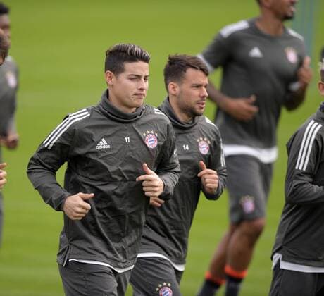 10 4 2018 Football Champions League 2017 2018 Bayern Munich Training at the Säbenerstrasse before the Champions League match against Sevilla Warm-up James Rodriguez FC Bayern Munich Juan Bernat Bayern Munich